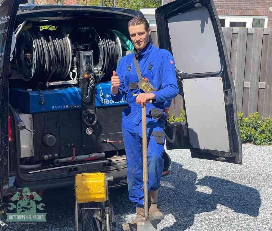 Een tevreden monteur met opgestoken duim na een geslaagde klus, slim ingrijpen bespaart kosten bij een verstopte wc in Pijnacker