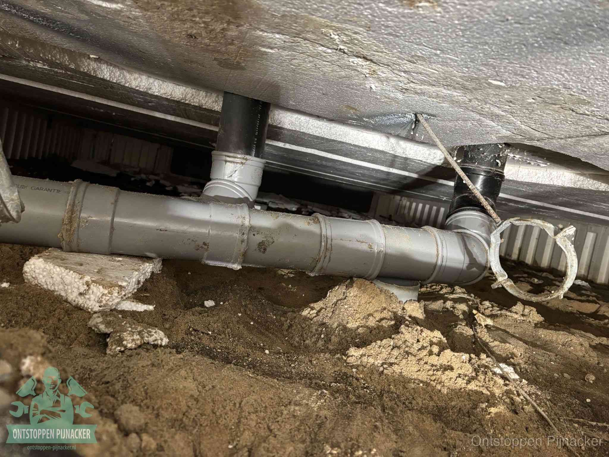 PVC-buizen in de kruipruimte van een gemengd of gescheiden rioolstelsel in Pijnacker