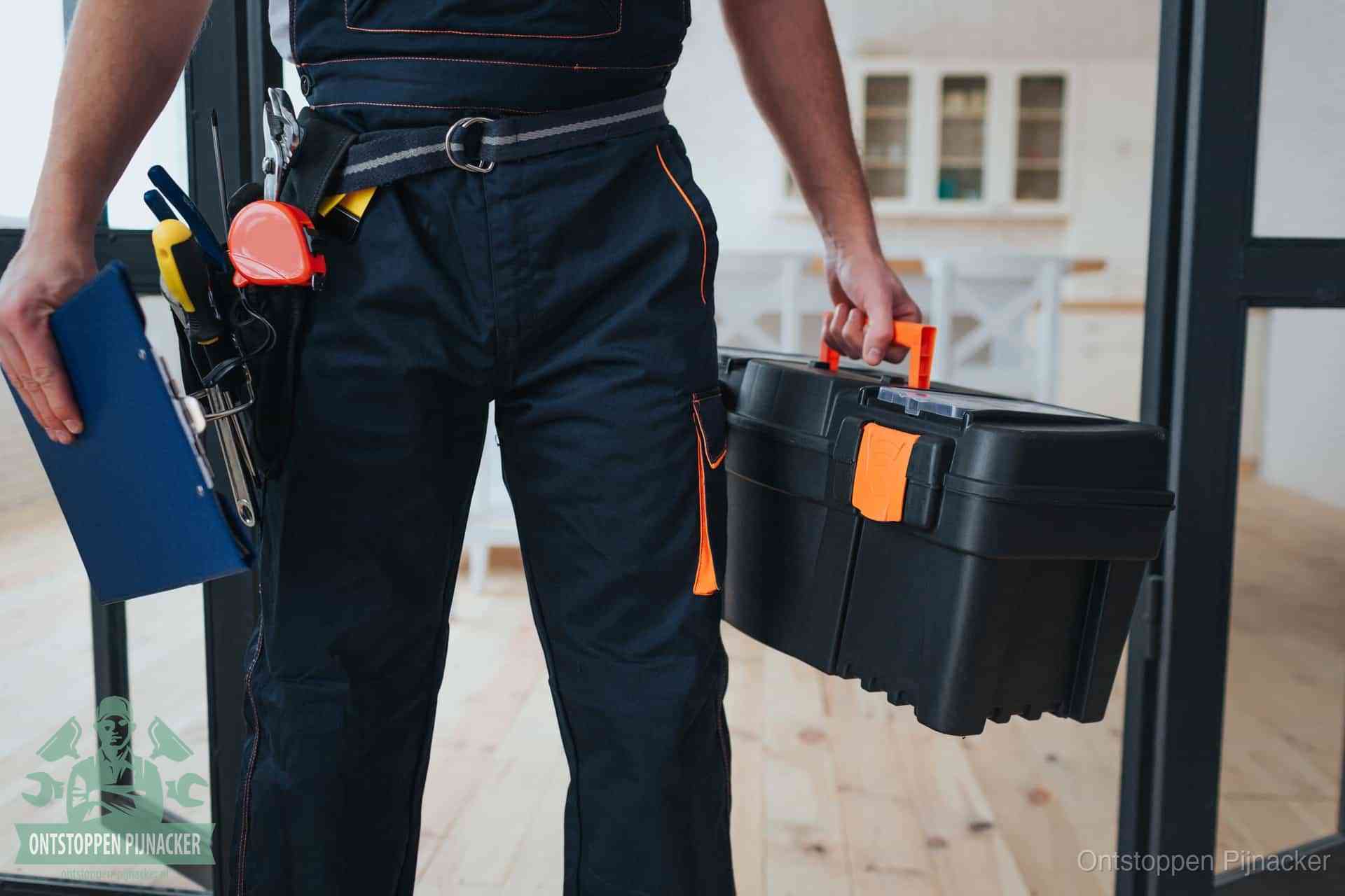 Een monteur met gereedschapsriem en klembord, klaar om een transparante prijs voor het wc ontstoppen in Pijnacker te geven