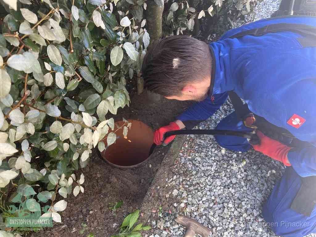 Monteur reinigt een rioolput met een slang, periodieke rioolreiniging in Pijnacker