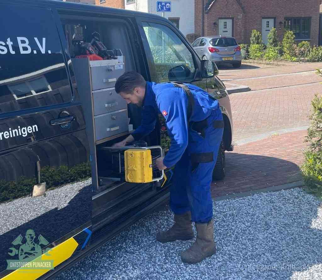 Een monteur pakt apparatuur uit de bedrijfsbus voor service aan huis, het moment om een professional in te schakelen in Pijnacker