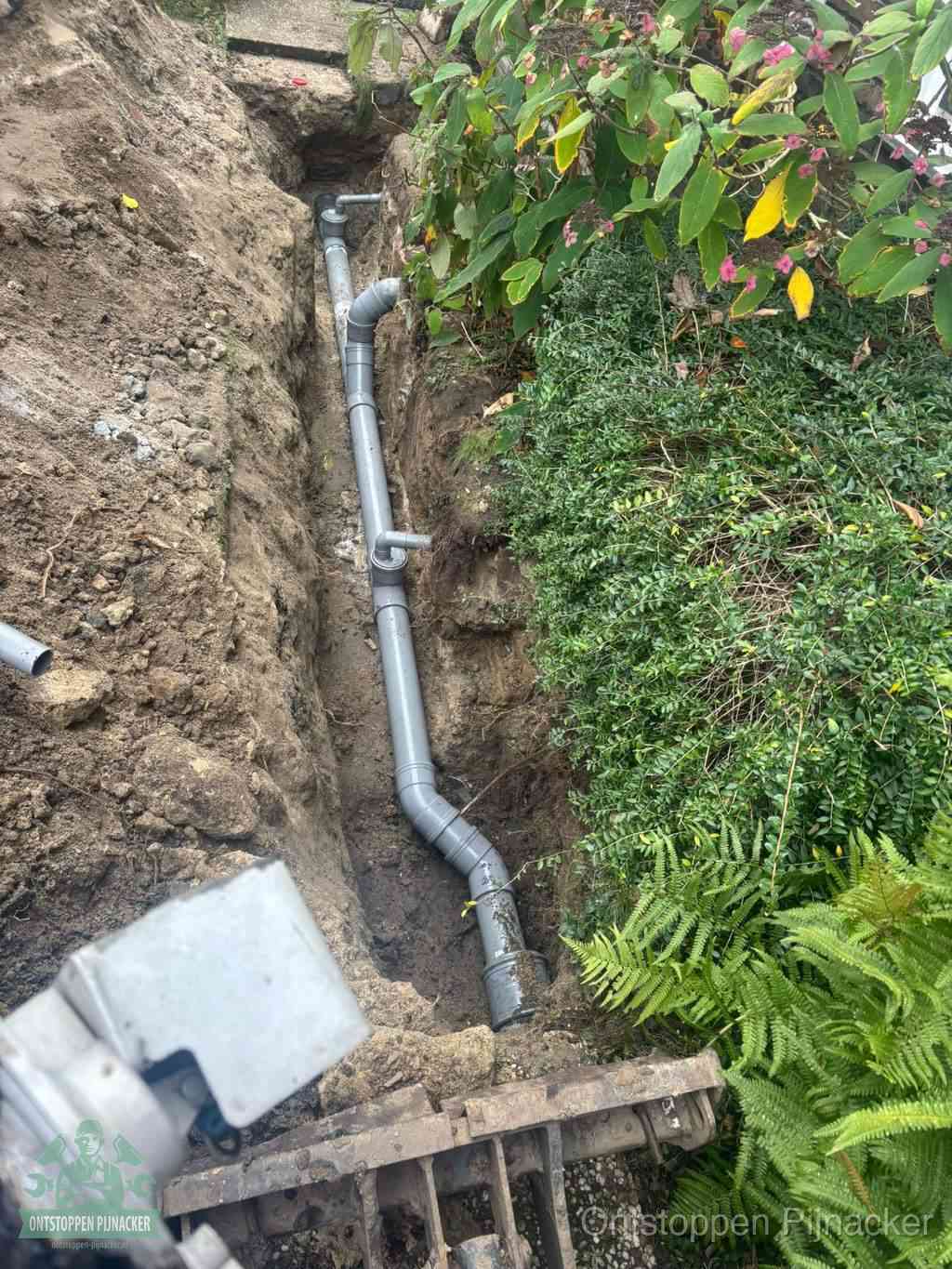 Open sleuf met nieuwe PVC-buizen, riool repareren en vervangen in Pijnacker
