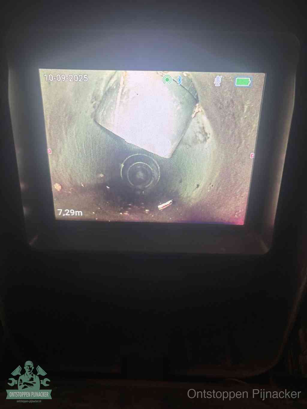 Camerabeeld van een verzakte rioolbuis diep onder de grond, een rioolverzakking in Pijnacker