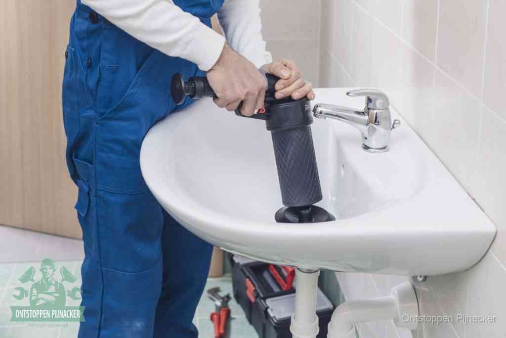 Een te ruwe doe-het-zelf poging met een handmatige perslucht-ontstopper op een sanitair-afvoer, een van de veelgemaakte fouten bij wc ontstoppen in Pijnacker