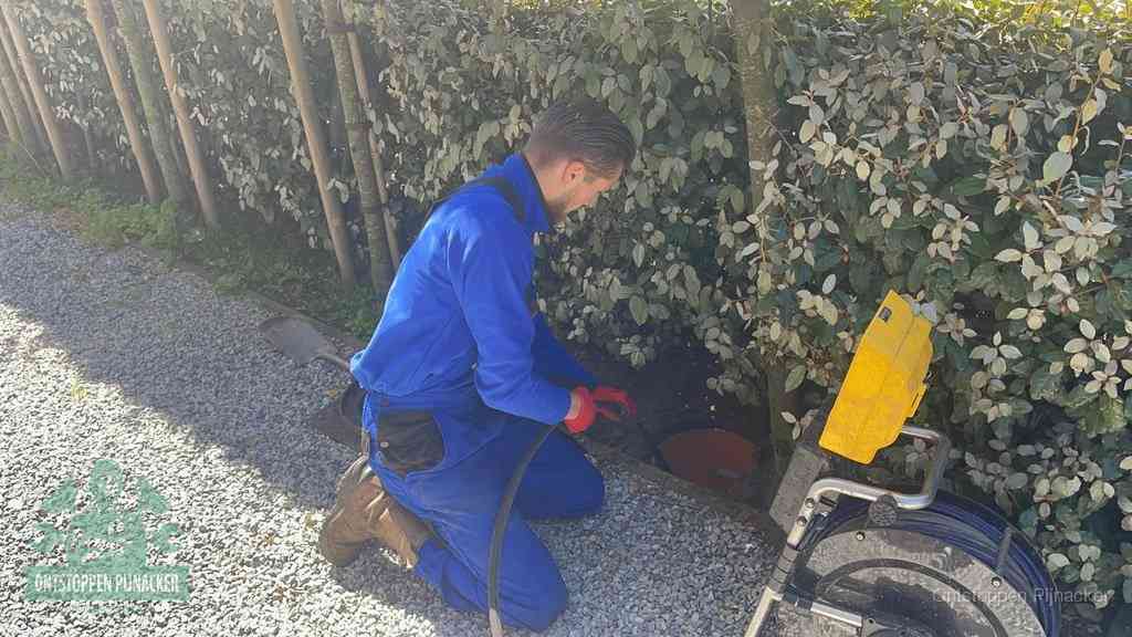 Monteur aan het werk bij een rioolput, de werkwijze voor riool ontstoppen in Pijnacker
