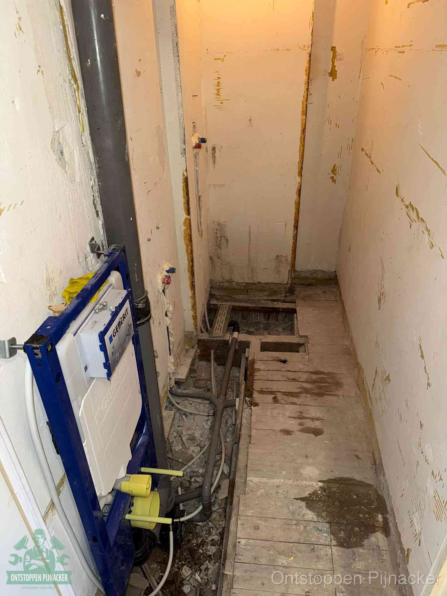 Een opgebroken toiletruimte tijdens renovatie met een Geberit inbouwreservoir en blootliggende oude afvoerleidingen, typisch voor oudere woningen in Pijnacker