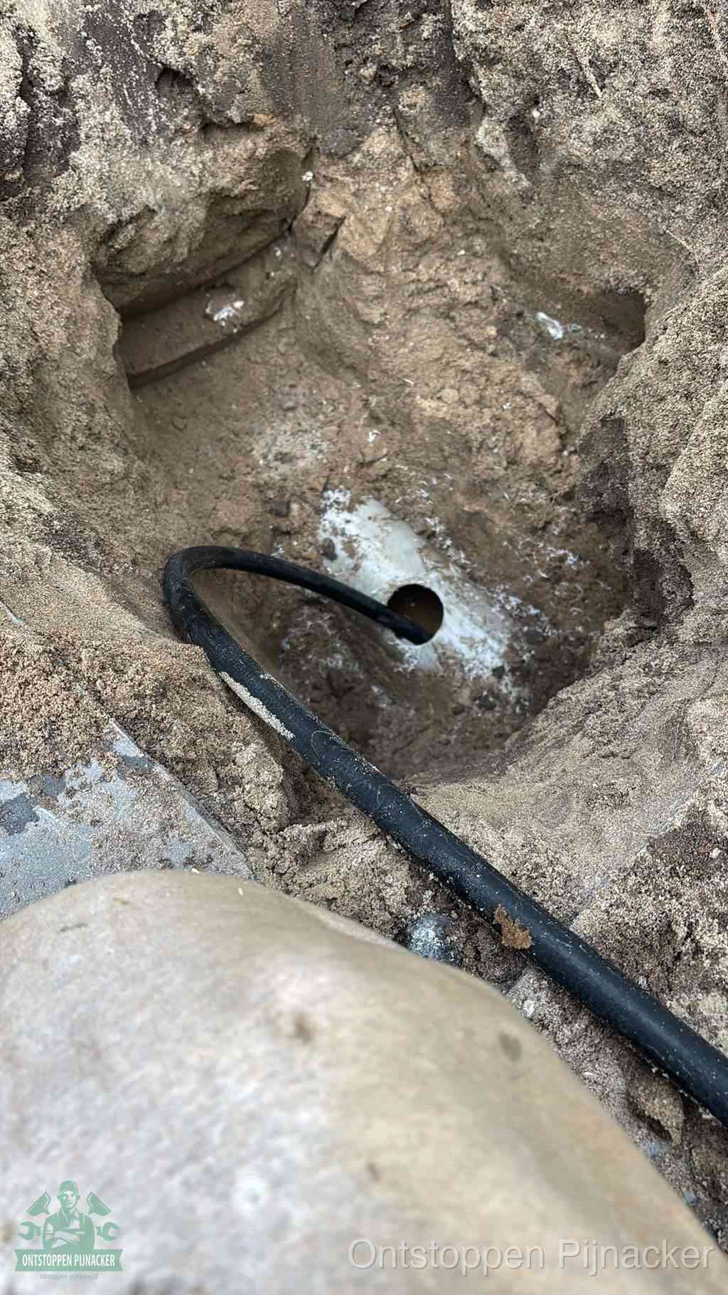 Uitgegraven rioolbuis in de grond, hulp om zelf het riool te ontstoppen in Pijnacker